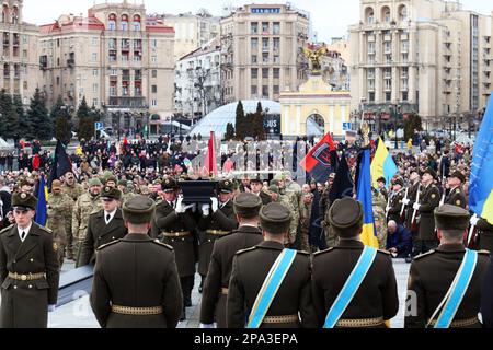 Non exclusif: KIEV, UKRAINE - 10 MARS 2023 - le cercueil avec le corps de héros de l'Ukraine, commandant du bataillon mécanisé 1st du 67th septembre Banque D'Images