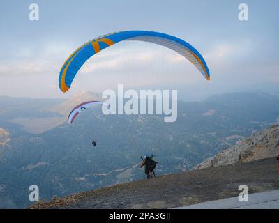 Fethiye, Turquie - octobre 23 2022 : parapente au point de départ. Parachute ou festival de parapente. A eu lieu à Babadag, centre de parapente de renommée mondiale. Banque D'Images