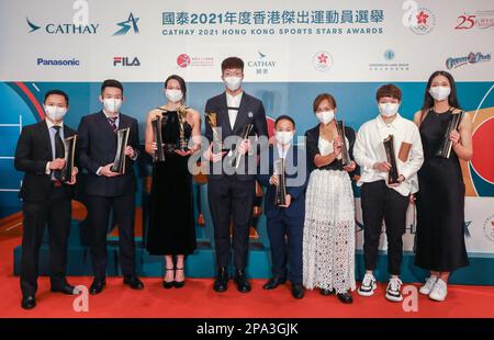 CATHAY 2021 HONG KONG SPORTS STARS AWARDS, gagnants de gauche : LAU Chi-ming (karaté), WONG Chun-ting (tennis de table), Siobhan Bernadette Haughey (natation), Edgar CHEUNG Ka-long (escrime), CHU Man-kai (para-badminton), Sarah LEE Wai-sze (cyclisme), DOO Hoi-kem (tennis de table) et Vivian Man-kai-kai-KONG (para-badminton), après la cérémonie de remise de photo de l'escrime. 31AUG22 SCMP/Xiaomei Chen Banque D'Images