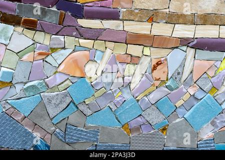Mosaïque de morceaux de carreaux de céramique, marbre et granit. Mosaïque abstraite de pierres de céramique de couleur. Banque D'Images