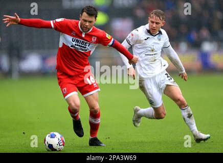 Jonathan Howson de Middlesbrough (à gauche) et Oli Cooper de Swansea City se battent pour le ballon lors du match du championnat Sky Bet au stade Swansea.com, Swansea. Date de la photo: Samedi 11 mars 2023. Banque D'Images