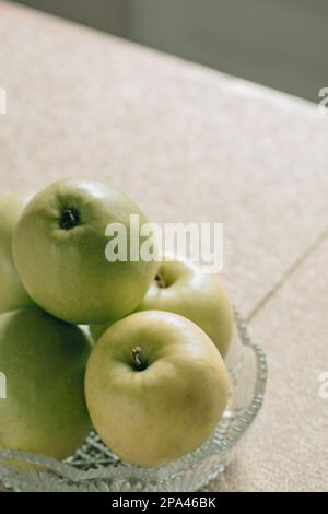 Vase en verre avec pommes vertes. Fruits frais juteux, nourriture végétarienne agréable Banque D'Images