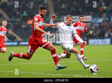 Tommy Smith de Middlesbrough (à gauche) et Oli Cooper de Swansea City se battent pour le ballon lors du championnat Sky Bet au stade Swansea.com, Swansea. Date de la photo: Samedi 11 mars 2023. Banque D'Images