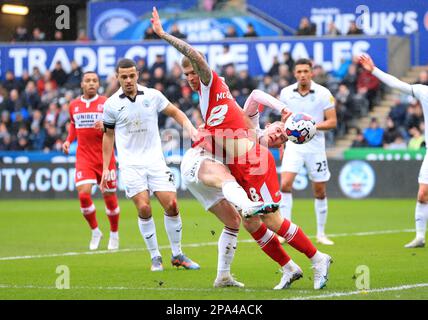 Oli Cooper de Swansea City et Riley McGree de Middlesbrough se battent pour le ballon lors du match du championnat Sky Bet au stade Swansea.com, Swansea. Date de la photo: Samedi 11 mars 2023. Banque D'Images