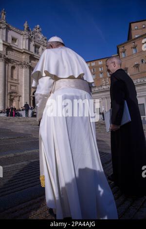 Vatican, Vatican, le 27 novembre 2019. Le pape François arrive pour son audience générale hebdomadaire sur la place Saint-Pierre Banque D'Images