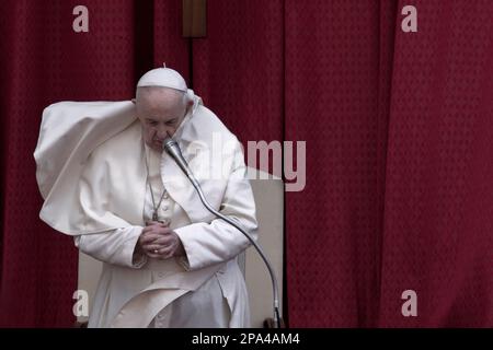 Vatican, Vatican, le 12 mai 2021. Le pape François lors de son audience générale hebdomadaire dans la cour de San Damaso Banque D'Images