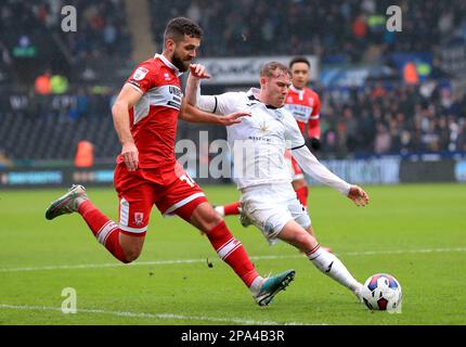 Tommy Smith de Middlesbrough (à gauche) et Oli Cooper de Swansea City se battent pour le ballon lors du championnat Sky Bet au stade Swansea.com, Swansea. Date de la photo: Samedi 11 mars 2023. Banque D'Images