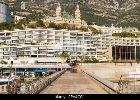 Yacht Club et Casino avec montagne en Côte d’azur, Monte Carlo à Monaco. Banque D'Images