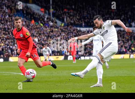 Jack Harrison (à droite), de Leeds United, tente de tirer sur le but lors du match de la Premier League à Elland Road, Leeds. Date de la photo: Samedi 11 mars 2023. Banque D'Images