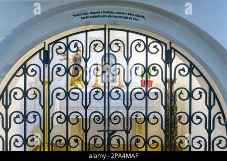La ferronnerie dans une porte voûtée avec un signe de lecture selon la tradition, a vécu ici Saint Anthéthyl'église Saint Antoine de Lisbonne, Portugal Banque D'Images