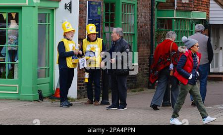 Tenterden, Kent, Royaume-Uni. 11 mars 2023. La coalition de 30 organismes de bienfaisance appelle à l'aide à l'efficacité énergétique du budget. Les organisations veulent que le chancelier Jeremy Hunt finance des améliorations aux bâtiments plus anciens pour économiser de l'argent. Travailleurs de charité de l'organisme de bienfaisance Marie Curie à Tenterden High Street dans le Kent. Photographe: Paul Lawrenson, photo: PAL News/Alay Live News Banque D'Images