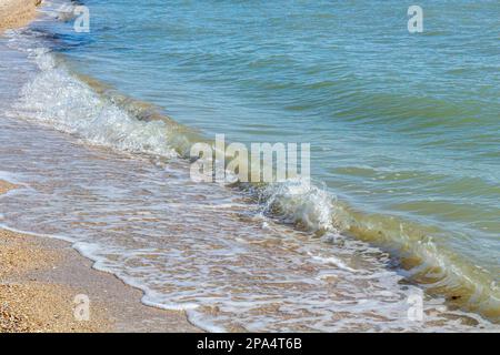 vagues, rives et un paradis bleu-turquoise pour se détendre au bord de l'océan. marée de la mer Banque D'Images