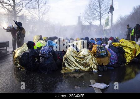 LA HAYE - la police utilise le canon à eau contre l'extinction des militants de la rébellion (XR) qui bloquent l'Utrechtsebaan depuis midi. C'est ce qui s'est passé au cours de la dernière partie du A12 qui se termine à la Haye. ANP SEM VAN DER WAL pays-bas sortie - belgique sortie Banque D'Images