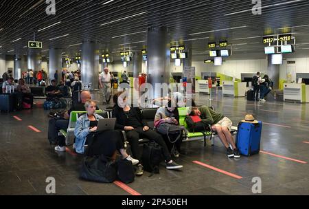 Passagers de l'aéroport en attente de vols dans la zone d'enregistrement, Gran Canaria Banque D'Images