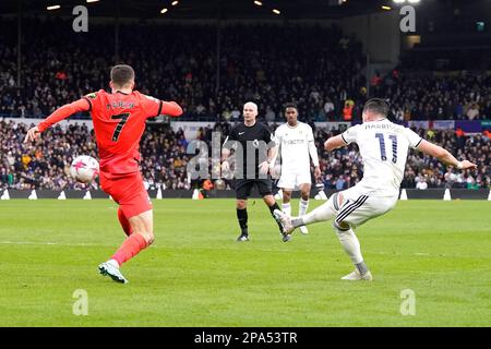 Jack Harrison (à droite) de Leeds United marque le deuxième but de son camp lors du match de la Premier League à Elland Road, Leeds. Date de la photo: Samedi 11 mars 2023. Banque D'Images