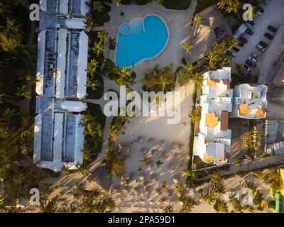 Tir à partir d'un drone. Resort. Toits de l'hôtel, piscine, parking, plantes tropicales. Loisirs, tourisme, infrastructure, climat, bâtiments, c Banque D'Images