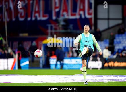 Erling Haaland de Manchester City se réchauffe sur le terrain avant le match de la Premier League à Selhurst Park, Londres. Date de la photo: Samedi 11 mars 2023. Banque D'Images