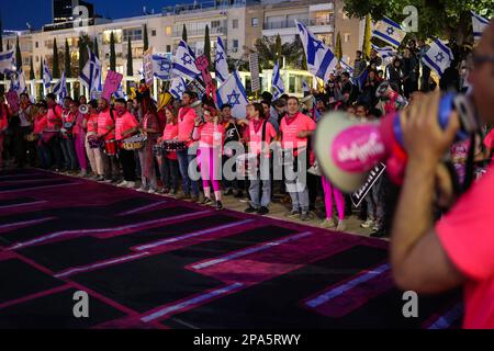 Tel Aviv, Israël. 11th mars 2023. Des manifestants israéliens prennent part à une manifestation contre la réforme du système juridique prévue par le gouvernement. Crédit : Ilia Yefimovich/dpa/Alay Live News Banque D'Images