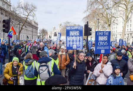 Londres, Angleterre, Royaume-Uni. 11th mars 2023. Manifestants devant Downing Street. Des milliers de personnes ont défilé dans le centre de Londres pour soutenir les travailleurs du NHS et du NHS et pour protester contre la privatisation du NHS. (Credit image: © Vuk Valcic/ZUMA Press Wire) USAGE ÉDITORIAL SEULEMENT! Non destiné À un usage commercial ! Banque D'Images