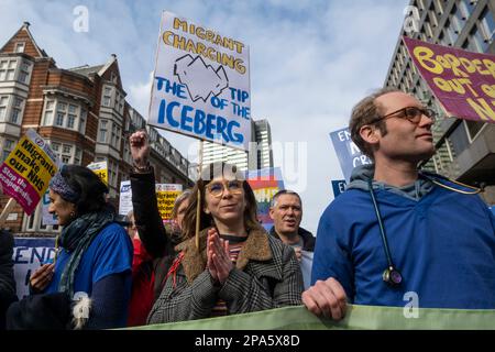 Londres, Royaume-Uni. 11 mars 2023. Les personnes avec des panneaux se préparent à marcher de Tottenham court Road à un rassemblement à Whitehall dans un événement organisé par SOS NHS. Les manifestants exigent un financement adéquat pour le NHS, la fin de la privatisation et des salaires et conditions de travail adéquats pour le personnel. Credit: Stephen Chung / Alamy Live News Banque D'Images