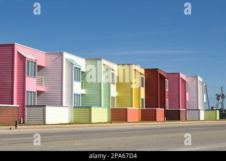 Galveston, Texas, Etats-Unis - février 2023 : rangée d'appartements de vacances aux couleurs vives dans des tons pastel sur le front de mer de Galveston Banque D'Images