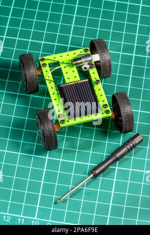 Voiture solaire de bricolage avec mini panneau de cellules en haut Banque D'Images