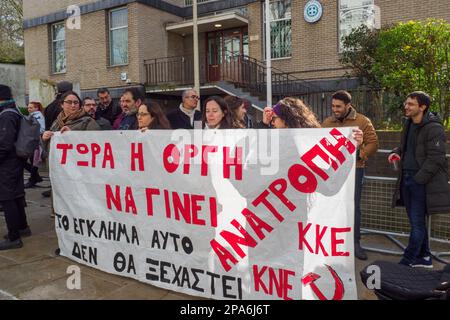Londres, Royaume-Uni. 11 mars 2023. Le réseau de solidarité grec du Royaume-Uni, Pavlos Kintis et Stelios FOT protestent devant l'ambassade de Grèce après que 57 personnes ont été tuées le 28 février lors d'une collision de train à Tampi. Il s'agit d'un meurtre prémédité par l'État et la capitale, car les gouvernements grecs successifs ont dégradé les chemins de fer du pays et les ont privatisés. Les syndicats des chemins de fer ont longtemps mis en garde contre les dangers, mais ils ont été ignorés. Peter Marshall/Alay Live News Banque D'Images