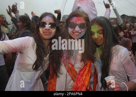 Holi Hindu Festival qui célèbre le début du printemps avec des pigments de poudre colorés, de la danse, de la musique à BALTIC Square, Gateshead, Royaume-Uni, 11th mars 2023, Credit:DEWAlay Live News Banque D'Images