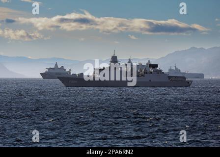 La frégate hollandaise HNLMS de Ruyter avec le navire d'assaut amphipieux HNLMS Karel doorman et le navire d'assaut amphibie français FS Dixmude Banque D'Images