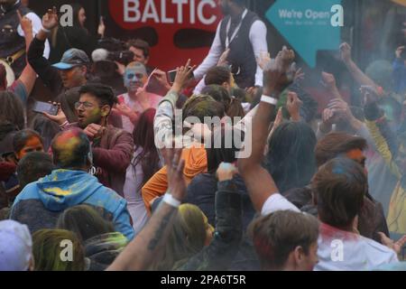 Holi Hindu Festival qui célèbre le début du printemps avec des pigments de poudre colorés, de la danse, de la musique à BALTIC Square, Gateshead, Royaume-Uni, 11th mars 2023, Credit:DEWAlay Live News Banque D'Images