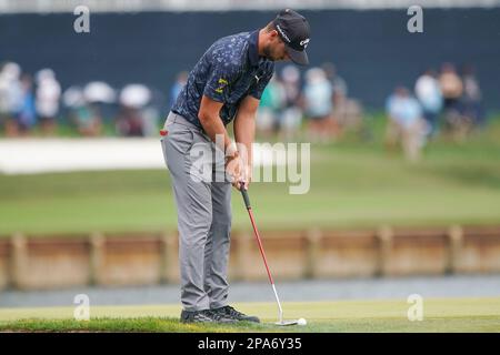 Ponte Vedra Beach, Floride, États-Unis. 10th mars 2023. Adam Svensson pute le vert 17th lors du deuxième tour du championnat DES JOUEURS 2023 à TPC Sawgrass. (Credit image: © Debby Wong/ZUMA Press Wire) USAGE ÉDITORIAL SEULEMENT! Non destiné À un usage commercial ! Banque D'Images