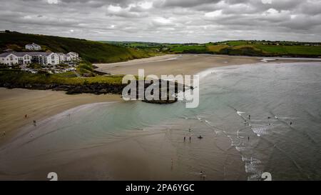 Pointe de la Vierge Marie sur la plage d'Inchydoney, côte d'Irlande, vue de dessus. Une plage irlandaise populaire, une falaise côtière pittoresque. Nature irlandaise. Banque D'Images