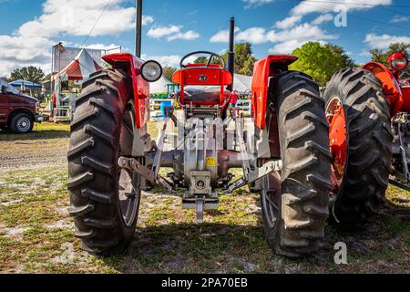 Fort Meade, FL - 26 février 2022 : vue arrière à faible perspective d'un Massey Ferguson 150 1968 lors d'un salon de tracteur local. Banque D'Images