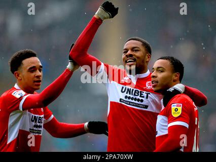 Cameron Archer de Middlesbrough (à droite) célèbre avec ses coéquipiers Aaron Ramsey (à gauche) et Chuba Akpom après avoir marqué le deuxième but du match du championnat Sky Bet au stade Swansea.com, Swansea. Date de la photo: Samedi 11 mars 2023. Banque D'Images