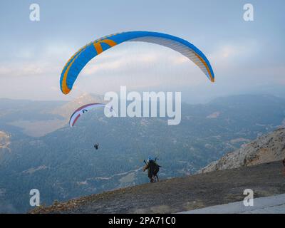 Fethiye, Turquie - octobre 23 2022 : parapente au point de départ. Parachute ou festival de parapente. A eu lieu à Babadag, centre de parapente de renommée mondiale. Banque D'Images