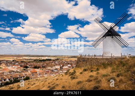 Moulin sur la colline et en arrière-plan le village de Consuegra, Espagne Banque D'Images