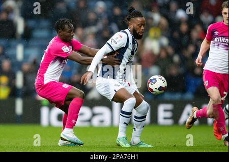 Nathaniel Chalobah de West Bromwich (R) et Joseph Hungbo de Huddersfield lors du match de championnat Sky Bet entre West Bromwich Albion et Huddersfield Town à Hawthorns, West Bromwich, le samedi 11th mars 2023. (Photo : Gustavo Pantano | ACTUALITÉS MI) crédit : ACTUALITÉS MI et sport /Actualités Alay Live Banque D'Images