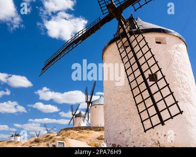 Détail des pales d'un moulin à vent à Consuegra et d'autres moulins à vent en arrière-plan (espagne) Banque D'Images