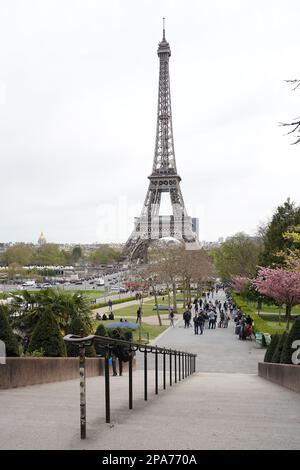 Tour Eiffel vue des jardins du Trocadéro, Paris, France Banque D'Images