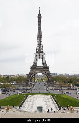 Tour Eiffel vue des jardins du Trocadéro, Paris, France Banque D'Images