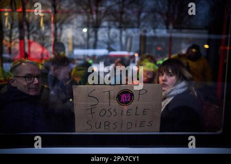 LA HAYE - extinction les militants de la rébellion bloquent les A12 à la Haye. Avec cette action, XR s'oppose aux subventions aux énergies fossiles. Au dernier blocus, quelque 1 000 activistes étaient présents sur la route, dont 768 ont été arrêtés. ANP PHIL NIJHUIS pays-bas - belgique Banque D'Images