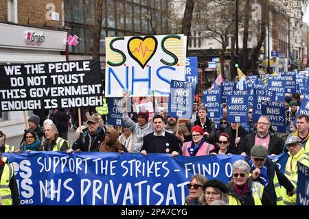 Londres, Angleterre, Royaume-Uni. 11th mars 2023. Les manifestants tiennent des pancartes au rassemblement. Des milliers de personnes ont défilé dans le centre de Londres dans le 'Sos NHS National Rally' contre la privatisation et pour soutenir les travailleurs du NHS. Les manifestants exigent une augmentation des salaires du personnel de santé et un financement adéquat du NHS. (Credit image: © Thomas Krych/ZUMA Press Wire) USAGE ÉDITORIAL SEULEMENT! Non destiné À un usage commercial ! Banque D'Images