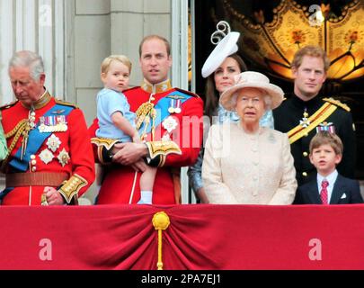 LONDRES, Royaume-Uni - 13 JUIN : King Charles, consort Queen Camilla et famille royale sur le balcon du Palais de Buckingham, cérémonie de la couleur, Prince Georges 1st, 13 juin 2015 à Londres Banque D'Images