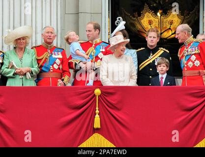 LONDRES, Royaume-Uni - 13 JUIN : King Charles, consort Queen Camilla et famille royale sur le balcon du Palais de Buckingham, cérémonie de la couleur, Prince Georges 1st, 13 juin 2015 à Londres Banque D'Images