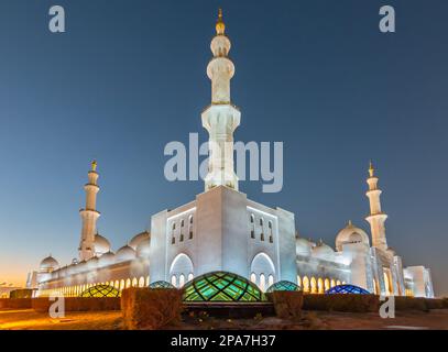Architecture de la Grande Mosquée Sheikh Zayed dans la soirée. Banque D'Images