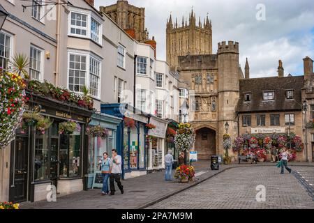 La grande rue de Wells dans le Somerset Royaume-Uni menant à l'entrée de la maison de garde de la cathédrale proche Banque D'Images