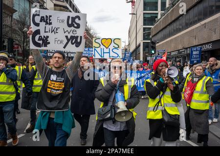 Londres/Royaume-Uni 11 MARS 2023. Des milliers de travailleurs du NHS ont défilé dans le centre de Londres jusqu'à Whitehall, appelant à de meilleurs salaires et conditions. Aubrey Fagon/Alamy Live News Banque D'Images