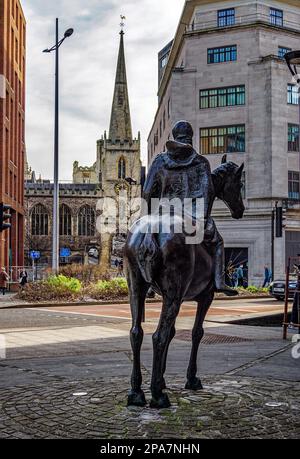 Sculpture en bronze d'Horseman cloqué par David Backhouse représentant un voyageur médiéval arrivant à l'église Saint-Jean sur le mur dans les murs de la ville de Bristol Royaume-Uni Banque D'Images