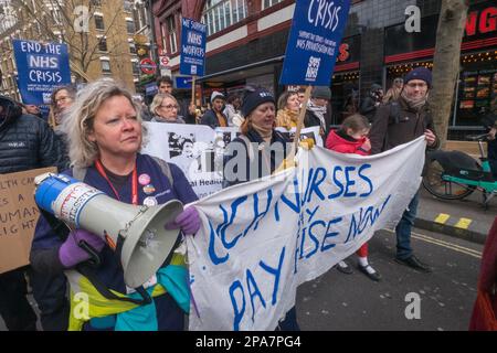 Londres, Royaume-Uni. 11 mars 2023.des milliers de personnes ont défilé à Londres après un court rassemblement à Warren Street appelant à un salaire décent pour tous les travailleurs du NHS. Ils exigent la fin de la privatisation du NHS et le retour à une fonction publique financée par l'État. Les migrants sont les bienvenus et ont joué un rôle essentiel dans le NHS, avec un grand nombre d'infirmières, de médecins et d'autres employés de l'étranger, et ils ont soutenu Gary Lineker dans sa description de la substance et du ton des politiques gouvernementales. Peter Marshall/Alay Live News Banque D'Images