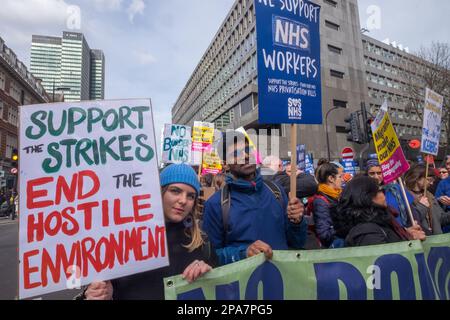 Londres, Royaume-Uni. 11 mars 2023.des milliers de personnes ont défilé à Londres après un court rassemblement à Warren Street appelant à un salaire décent pour tous les travailleurs du NHS. Ils exigent la fin de la privatisation du NHS et le retour à une fonction publique financée par l'État. Les migrants sont les bienvenus et ont joué un rôle essentiel dans le NHS, avec un grand nombre d'infirmières, de médecins et d'autres employés de l'étranger, et ils ont soutenu Gary Lineker dans sa description de la substance et du ton des politiques gouvernementales. Peter Marshall/Alay Live News Banque D'Images